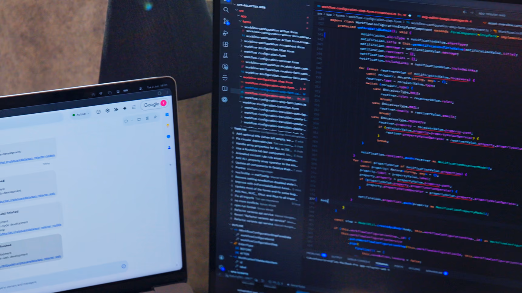 Laptop- en monitorscherm met programmeercode in een ontwikkelomgeving