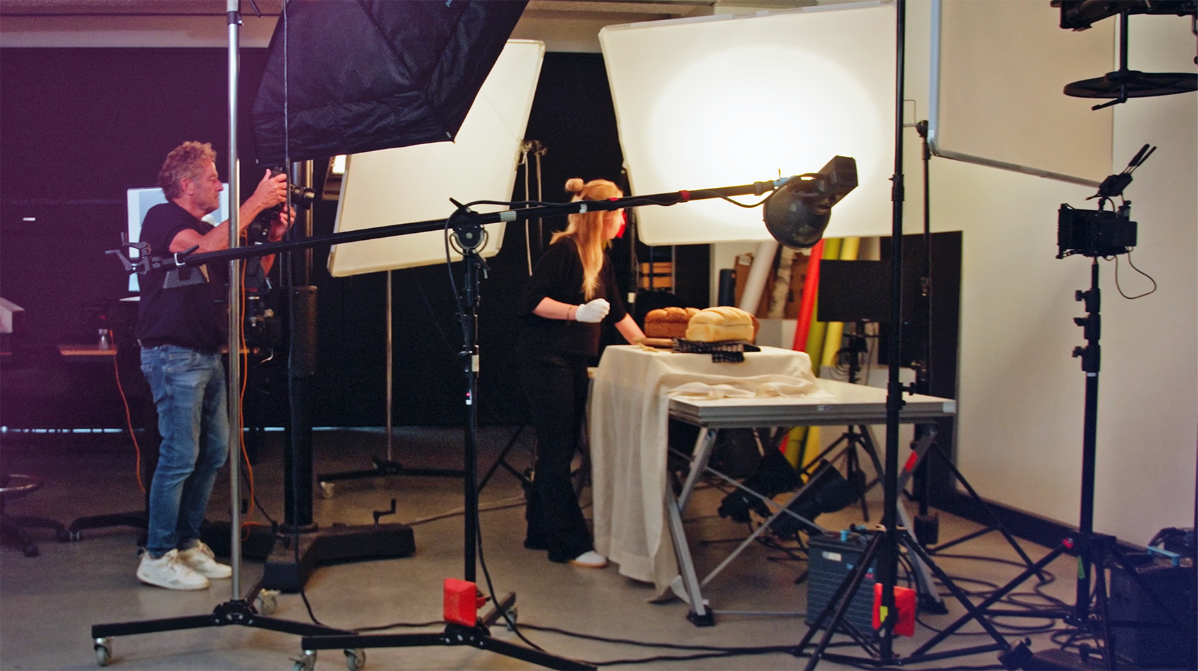 Fotostudio-opstelling met verlichting voor het fotograferen van een brood op een tafel