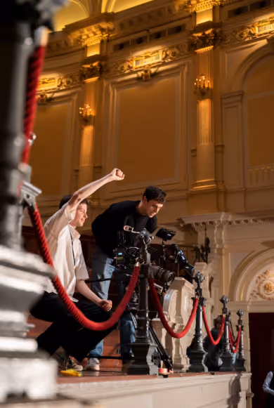 Filmcrew aan het filmen achter de schermen in een sierlijke historische locatie