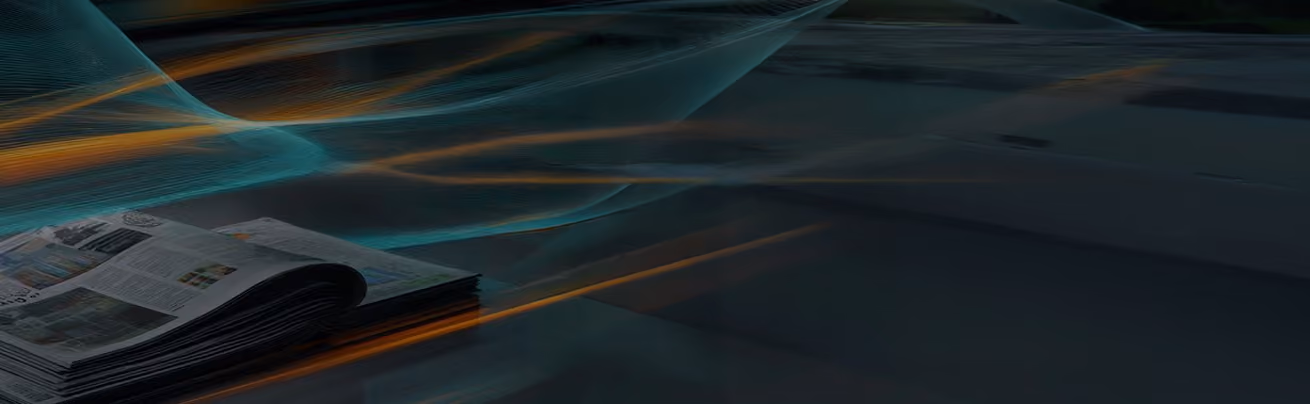 Abstracte headerafbeelding met een opgevouwen krant en lichtstrepen