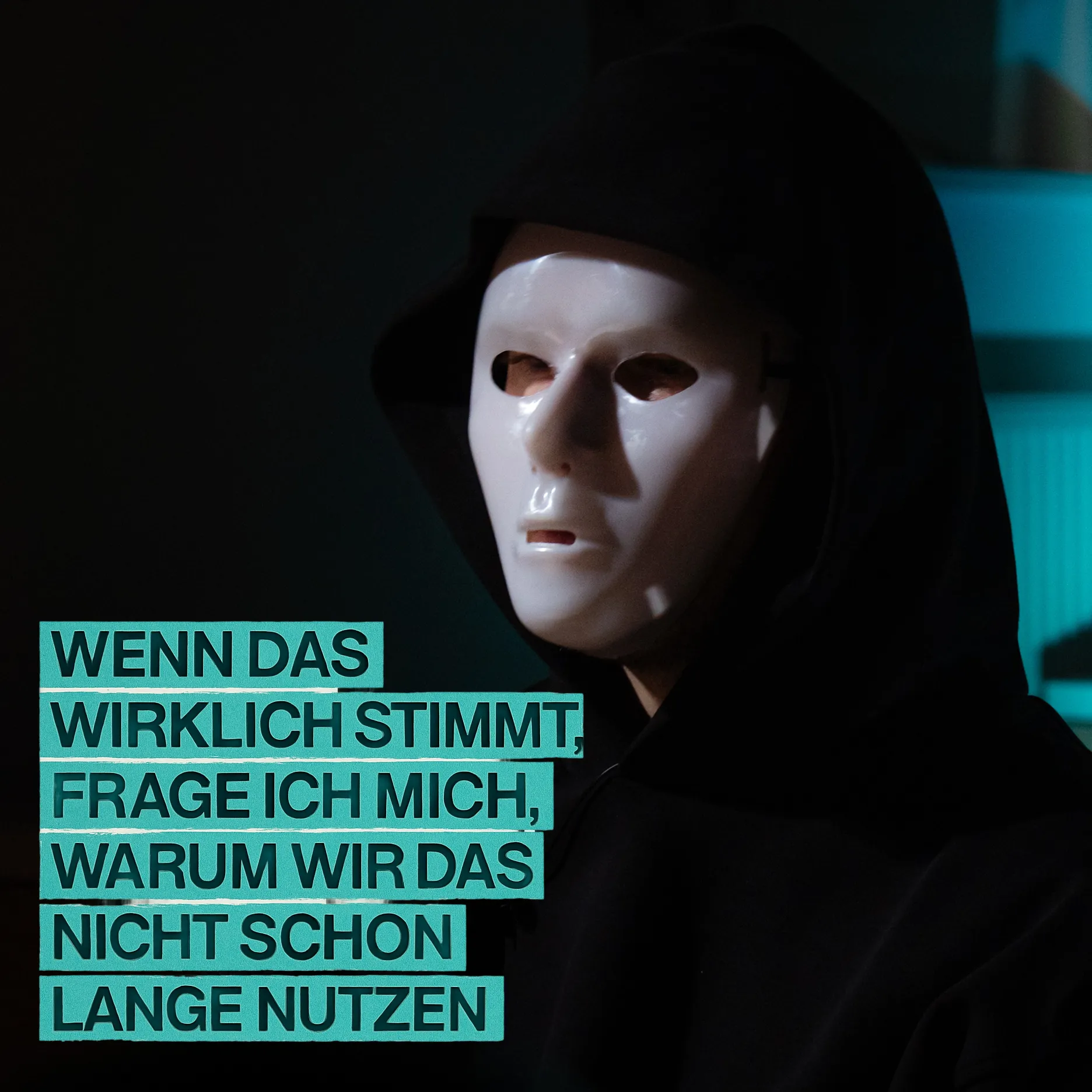Person mit weißer Maske und schwarzer Kapuzenjacke vor dunklem Hintergrund mit deutschem Text.