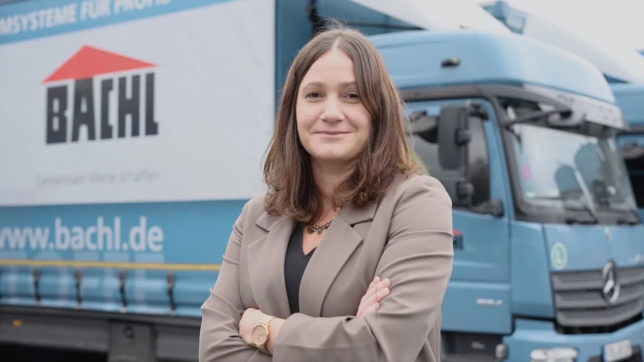 Mitarbeiterin von BACHL vor einem BACHL-Lkw