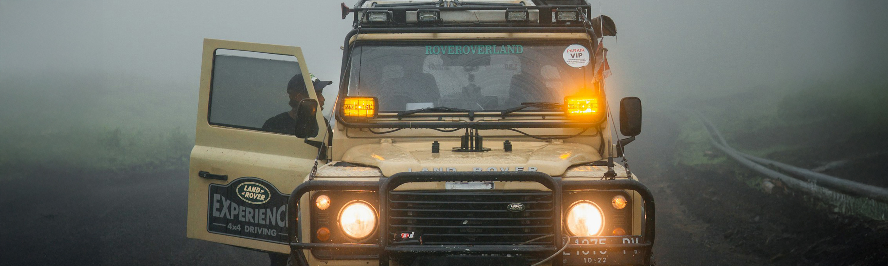 picture of an old land rover.