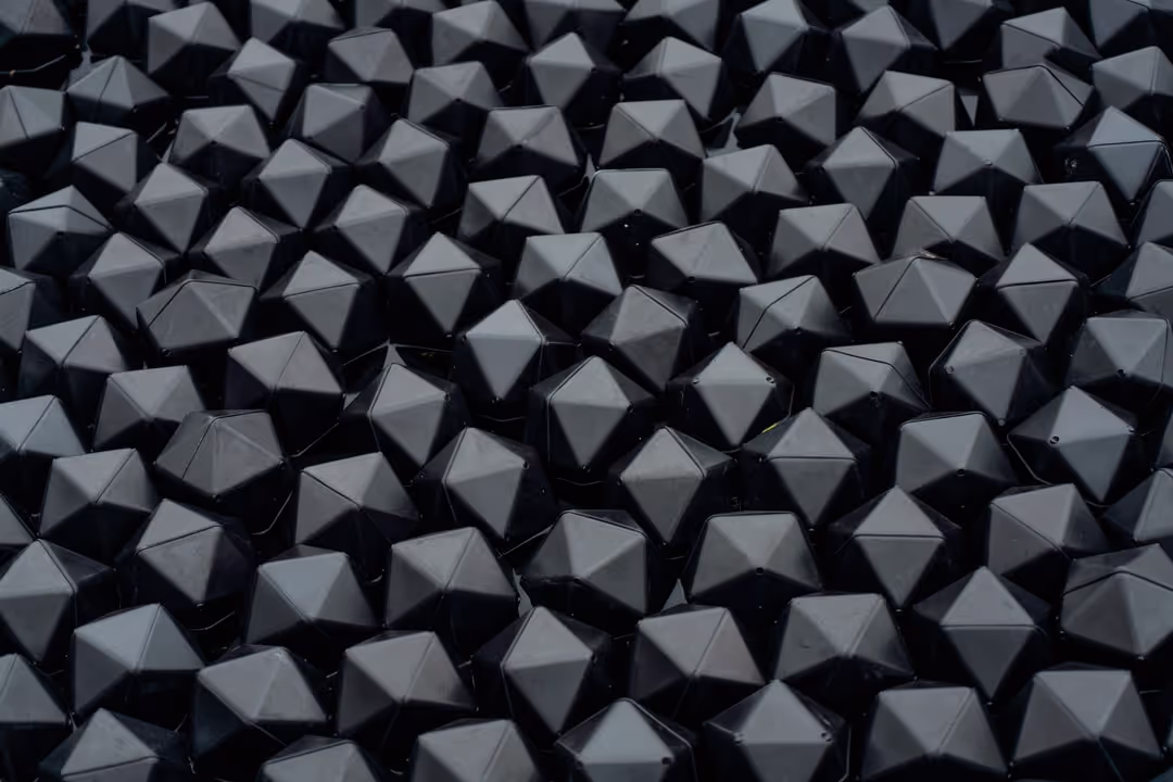 Drijvende blokken voor groene energie bij Tomeco