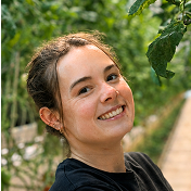 Profilfoto von Danique zwischen den Tomaten