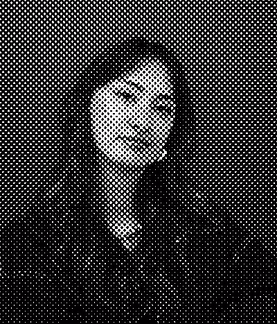 Image tramé avec bitmap du portrait de Léa posant devant un fond violet, vêtue d'une veste en jean foncé