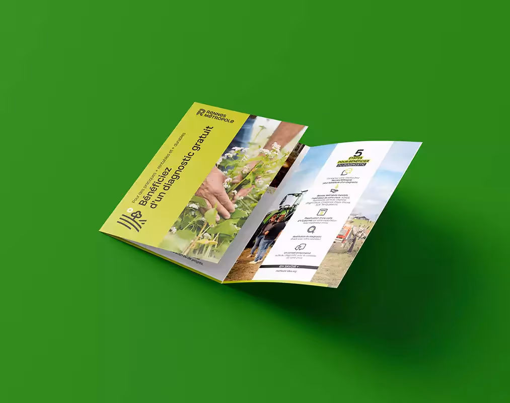 Un flyer de 3 volets entreouvert placé sur un fond vert