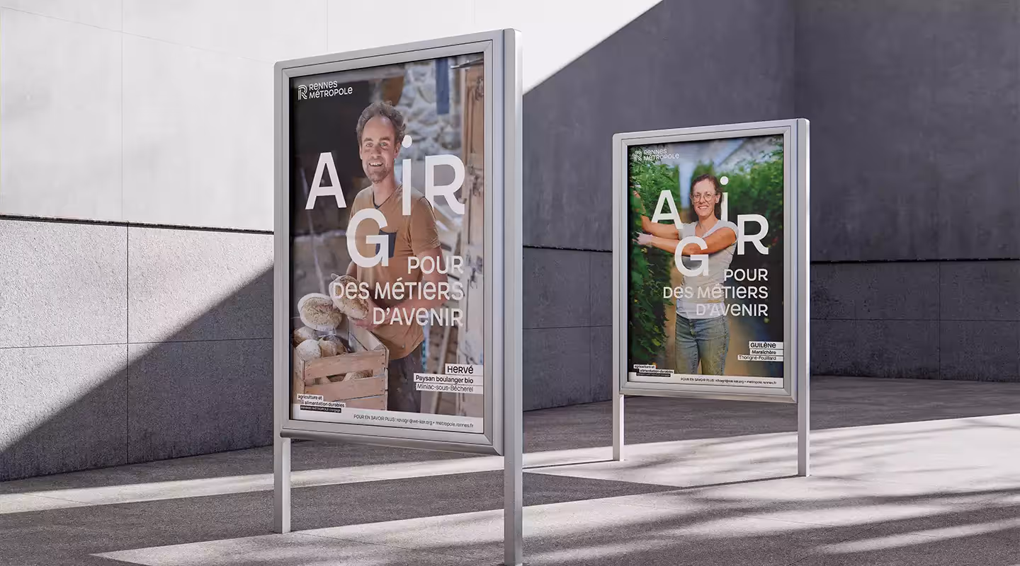 2 panneaux d'affichage dans un environnement urbain bétonné