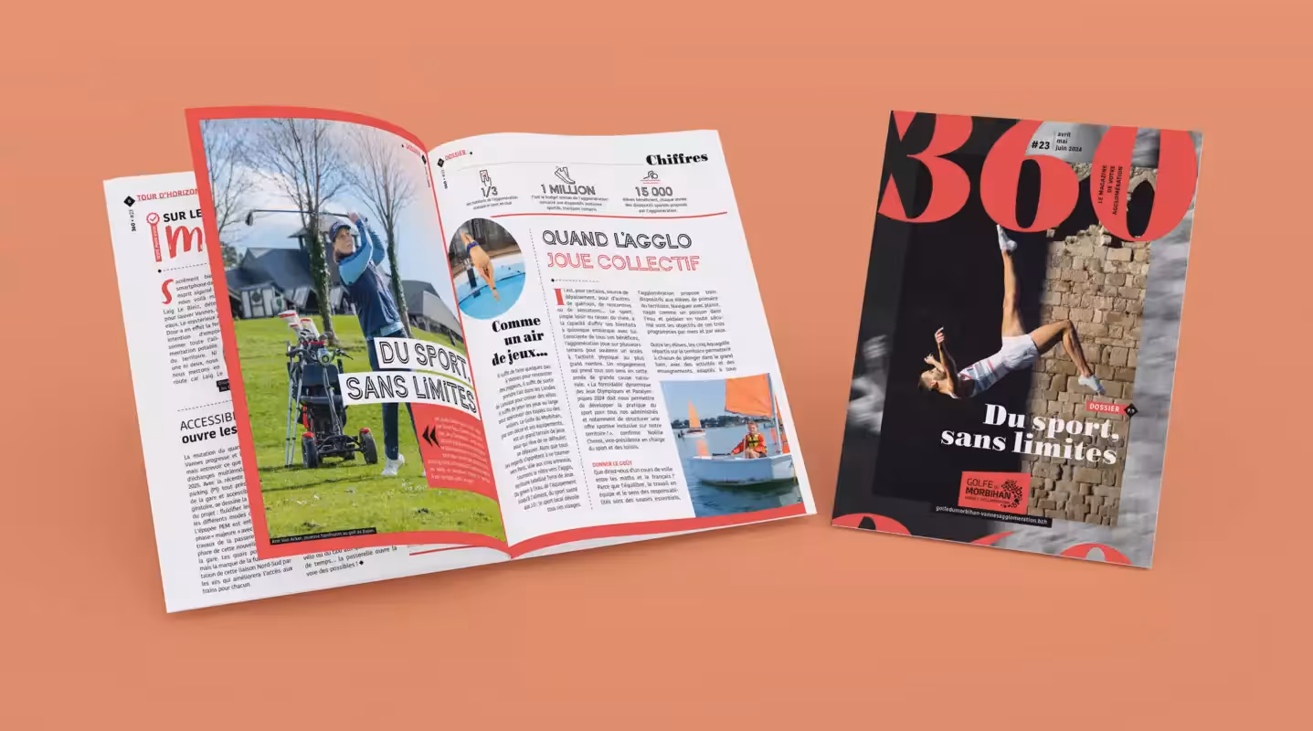 Un magazine ouvert sur une double page avec une page entrain d'être tournée, à côté est placé un magazine fermé laissant voir uniquement la couverture sur un fond de couleur saumon