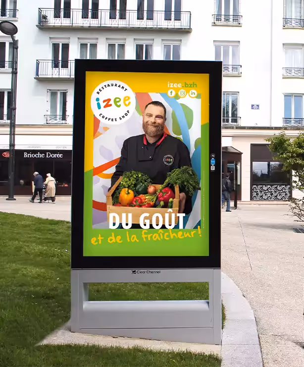 Panneau d'affichage au centre de Brest comportant l'affiche du cuisinier d'Izee
