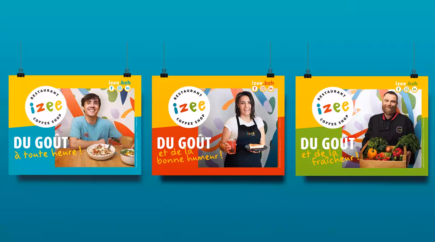 Les 3 affiches de la campagne d'affichage pour Izee alignées horizontalement sur un fond bleu
