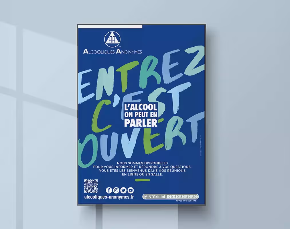 Affiche des alcooliques anonymes pour les professionnels dans un cadre sur un mur bleuté Affiche des alcooliques anonymes pour les professionnels dans un cadre sur un mur bleuté