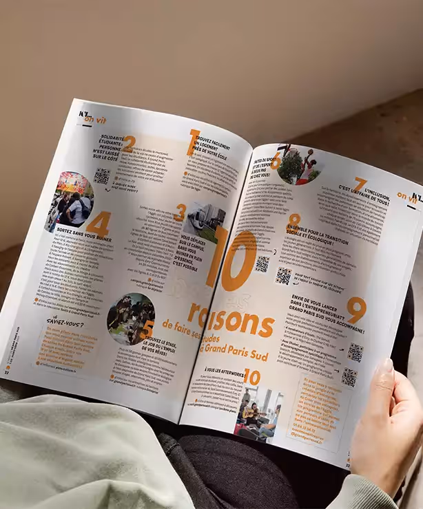 Magazine 1.23 ouvert sur une double page tenu par une personne