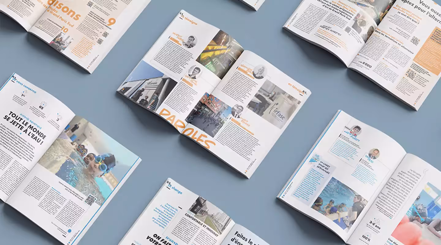 7 doubles pages en quinconce sur 3 ligne sur un applat bleu