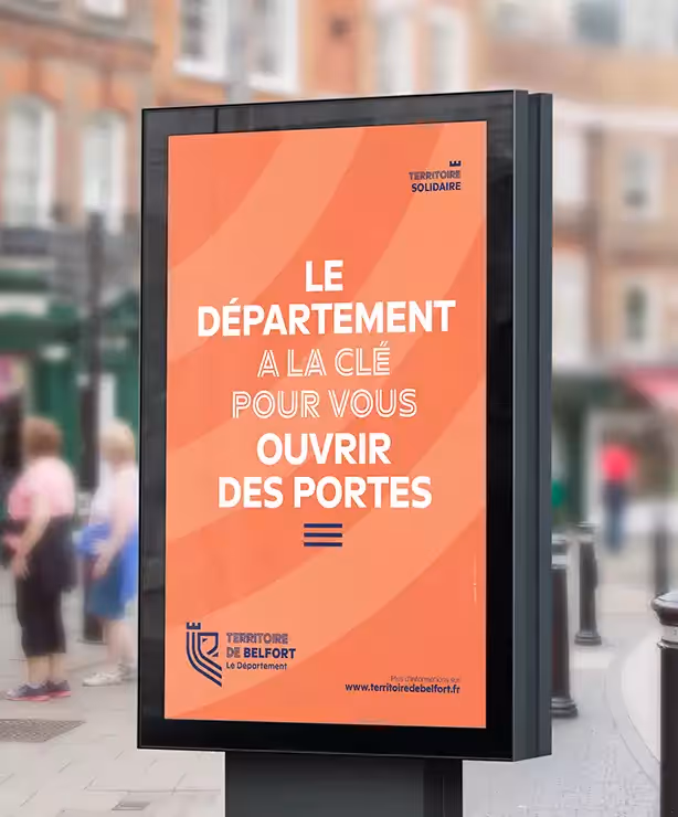 Affiche dans une rue pour valoriser les actions de solidarité réalisées par le territoire de Belfort