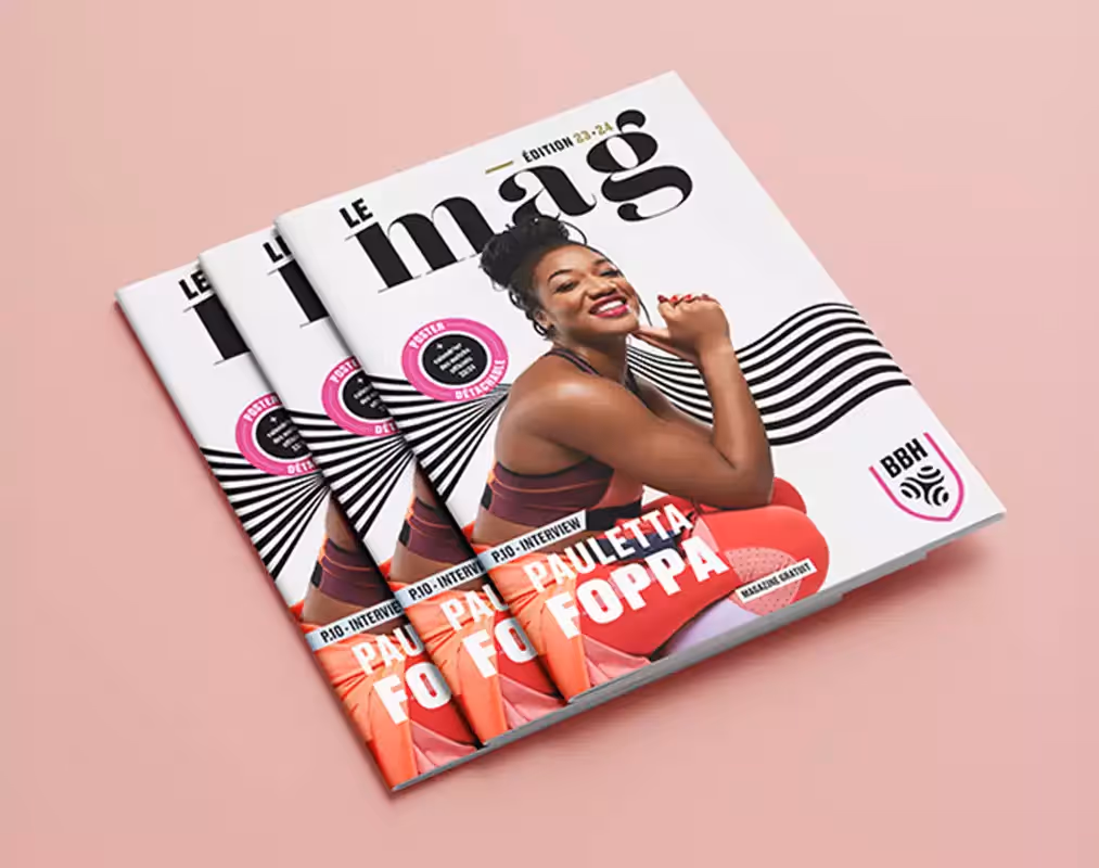 3 couvertures de magazine superposés sur un fond rose