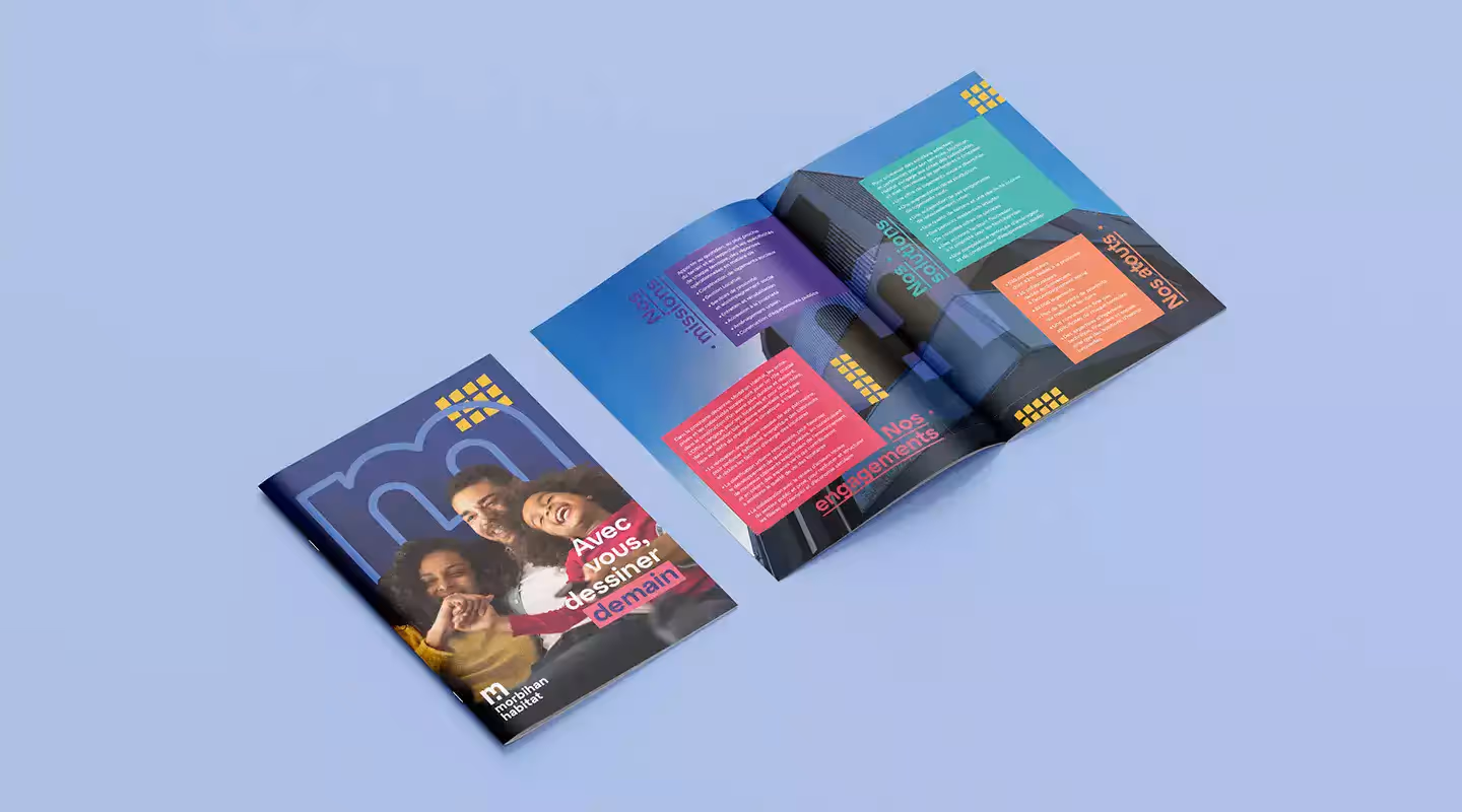 Plaquette ouverte de Morbihan Habitat avec une page de couverture représentant trois personnes souriantes et du texte sur l’implication des usagers, et des pages intérieures expliquant les engagements et missions.