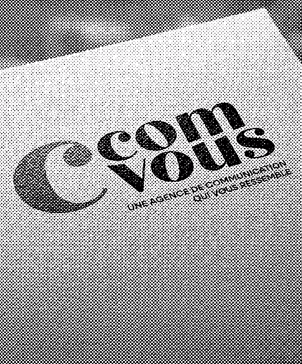 Zoom sur le logo en noir et blanc C’ComVous sur papier texturé, avec le slogan « Une agence de communication qui vous ressemble ».