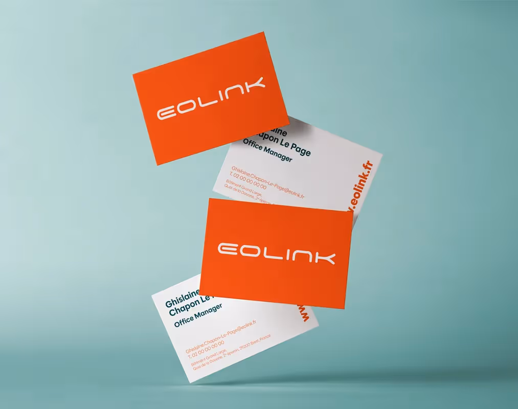 Cartes de visite de l’entreprise Eolink avec logo blanc sur fond orange et informations de contact en typographie moderne.
