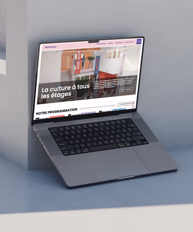 Ordinateur portable affichant la page d’accueil du site Restanque, avec le slogan « La culture à tous les étages » et une vue intérieure du lieu.