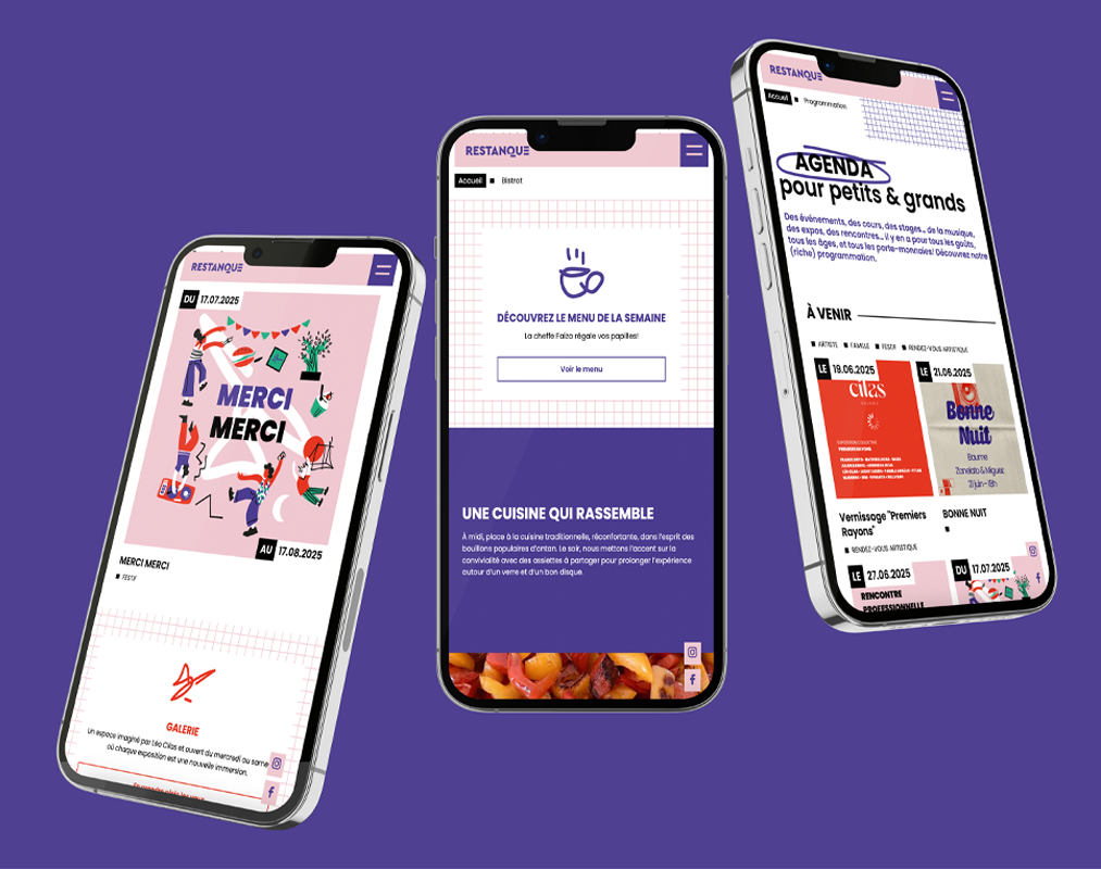 Affichage du site Restanque sur trois smartphones, présentant la page d’accueil, l’agenda culturel et un événement en cours, sur fond violet. Affichage du site Restanque sur trois smartphones, présentant la page d’accueil, l’agenda culturel et un événement en cours, sur fond violet.