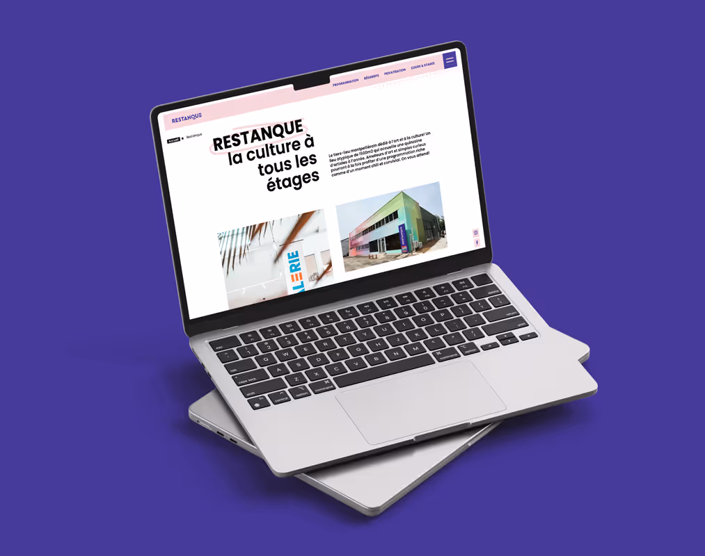Écran d’ordinateur ouvert sur la page de présentation de Restanque, mettant en avant le bâtiment, les espaces d’exposition et la vocation culturelle du lieu.