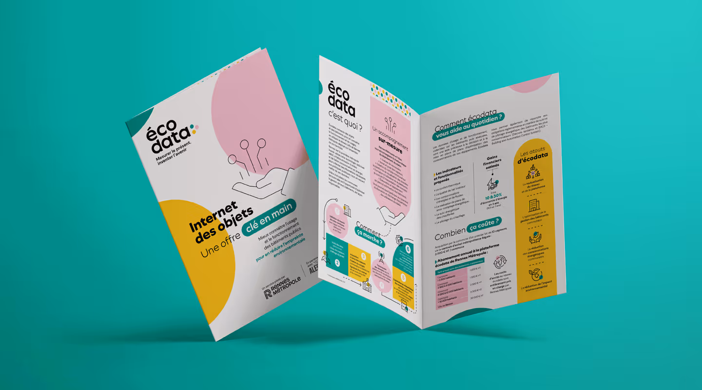 Dépliant à trois volets présentant le service écodata : accompagnement sur mesure, fonctionnement, avantages environnementaux et abonnements.