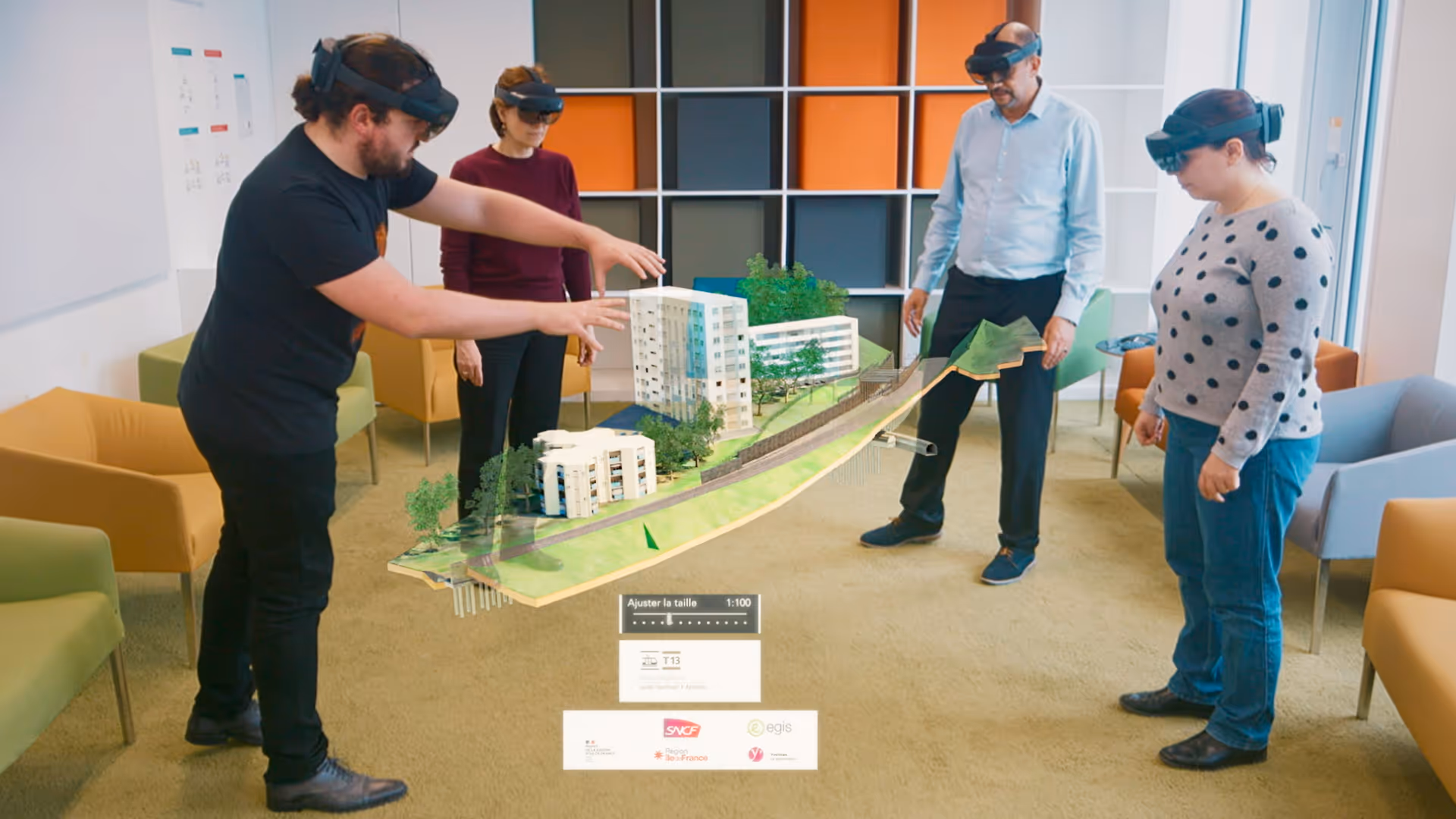 Un groupe de collègues portant des casques de réalité mixte travaillent sur une maquette holographique d'agencement urbain.
