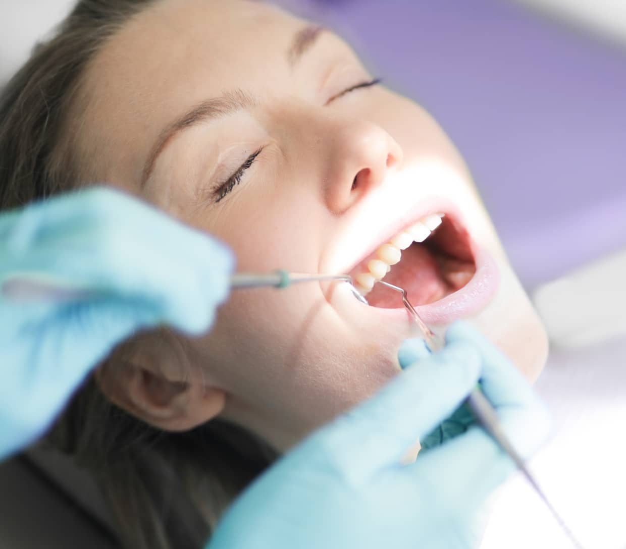 Die Zunge als erste Zahnspange: Warum orale Restriktionen mehr als nur Stillprobleme sind