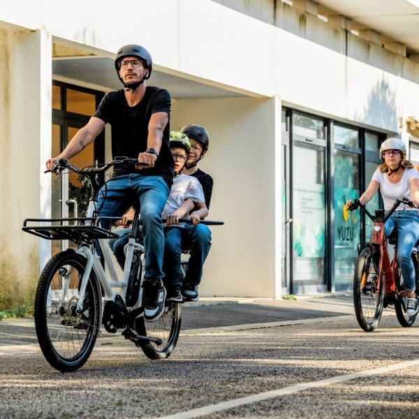 Une famille à vélo électrique et vélo longtail
