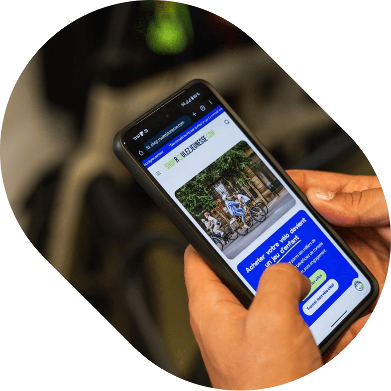 Un utilisateur consulte Roulez Jeunesse sur son téléphone