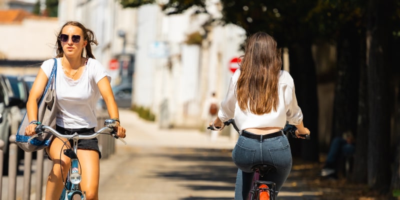 Photo cyclistes pédalant au soleil