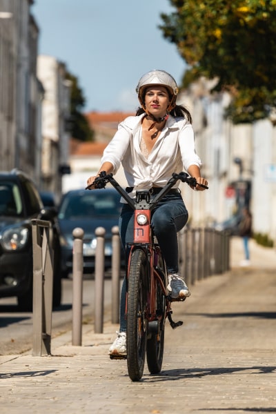 Une cycliste avec un vélo réparé roule à Nantes