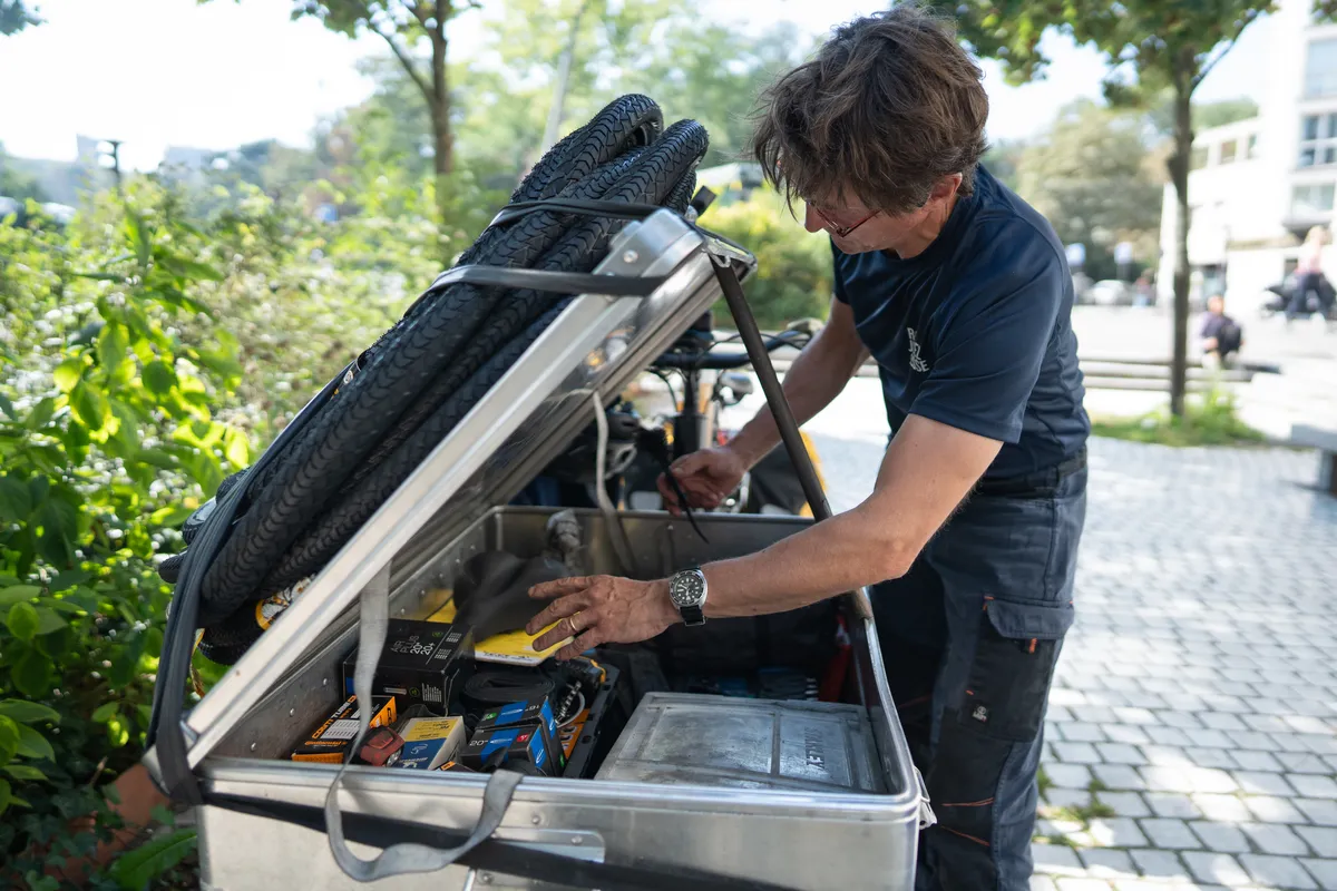 Reparateur velo Roulez Jeunesse organise ses outils dans son cargo