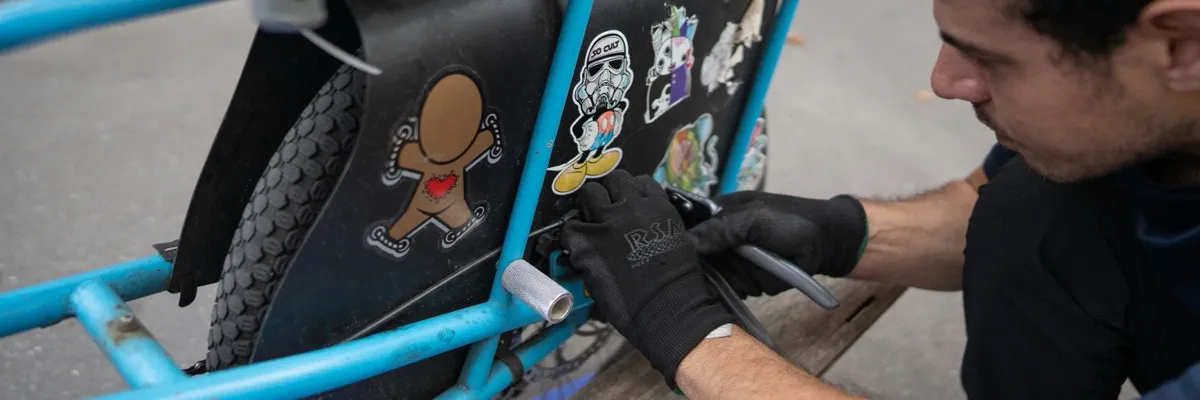 Reparateur velo Nicolas reparant le pedalier en intervention mobile