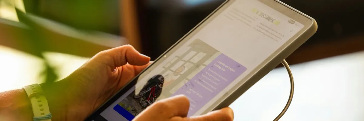 Tablette affichant la plateforme co-brandee Roulez Jeunesse pour marques de velo