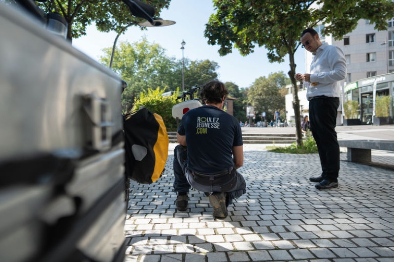 Réparateur Roulez Jeunesse et client satisfait à Lyon