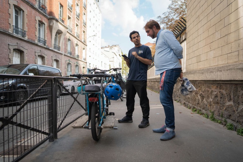Réparateur Roulez Jeunesse et client satisfait à Bordeaux