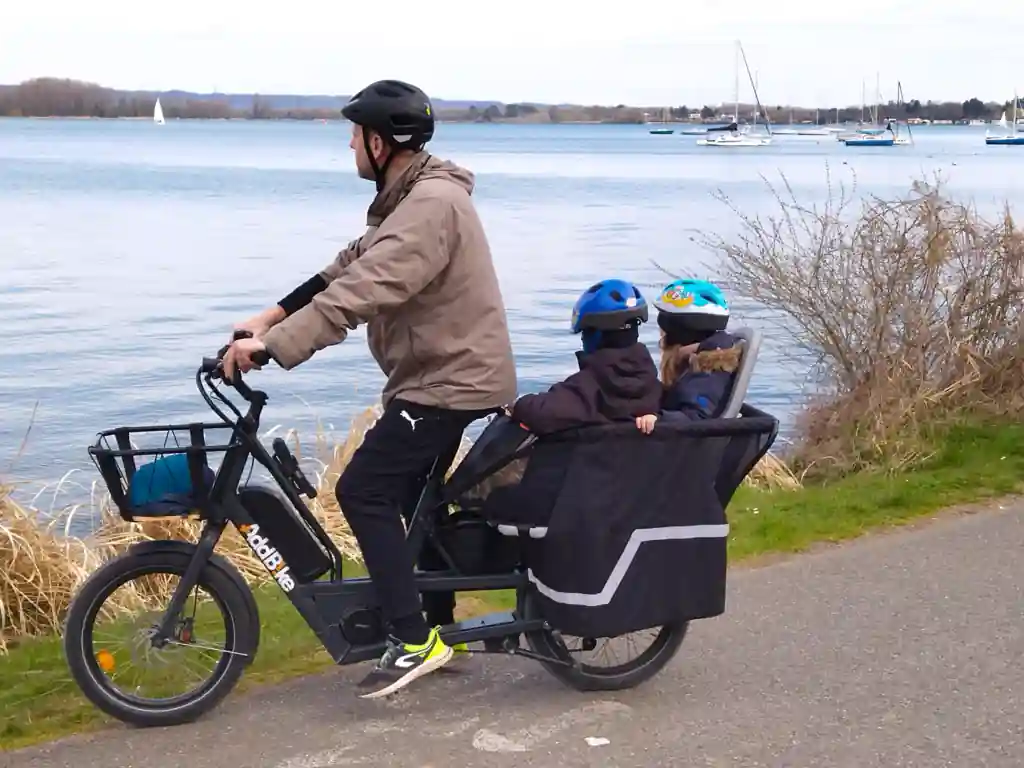 Nicolas répare un vélo électrique O2 Feel