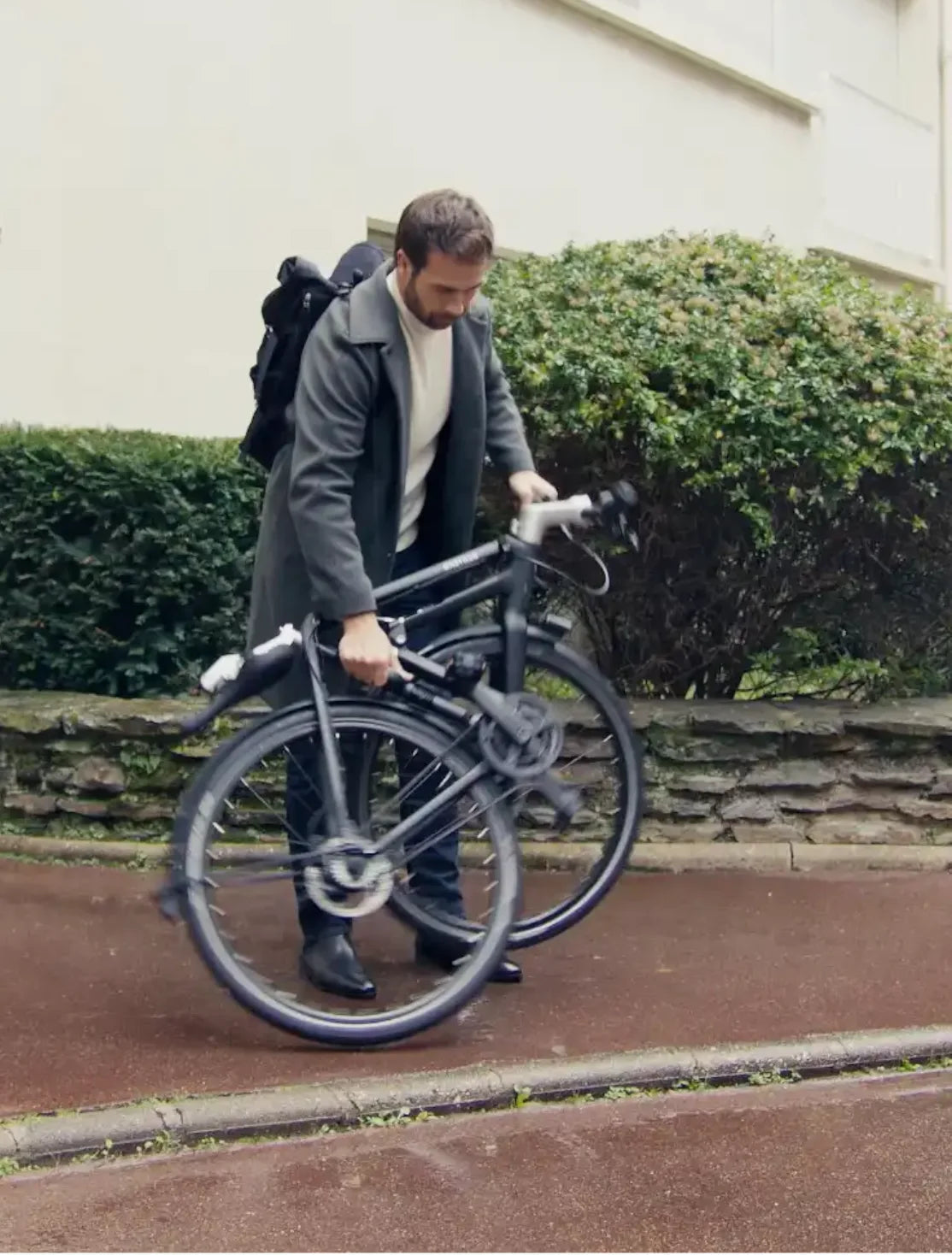 Nicolas répare un vélo électrique O2 Feel