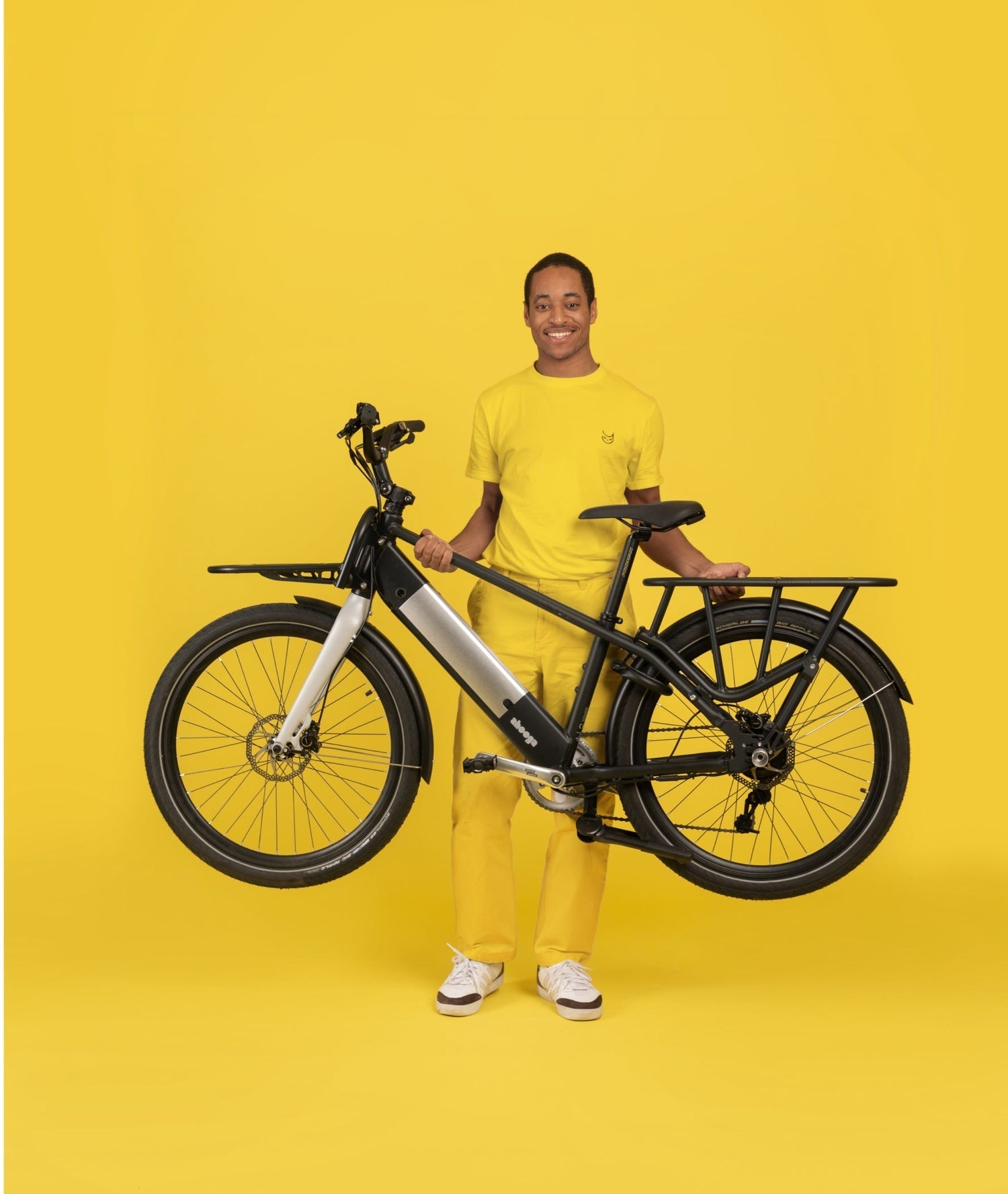 Nicolas répare un vélo électrique O2 Feel