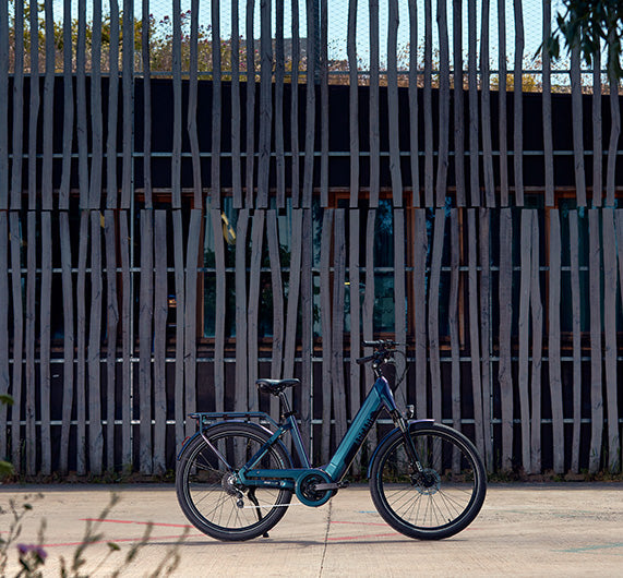 Nicolas répare un vélo électrique O2 Feel