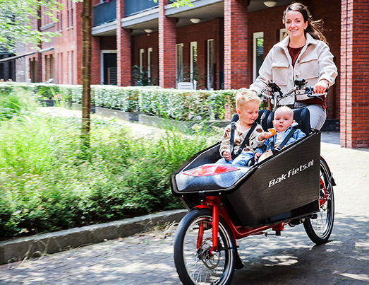 Nicolas répare un vélo électrique O2 Feel