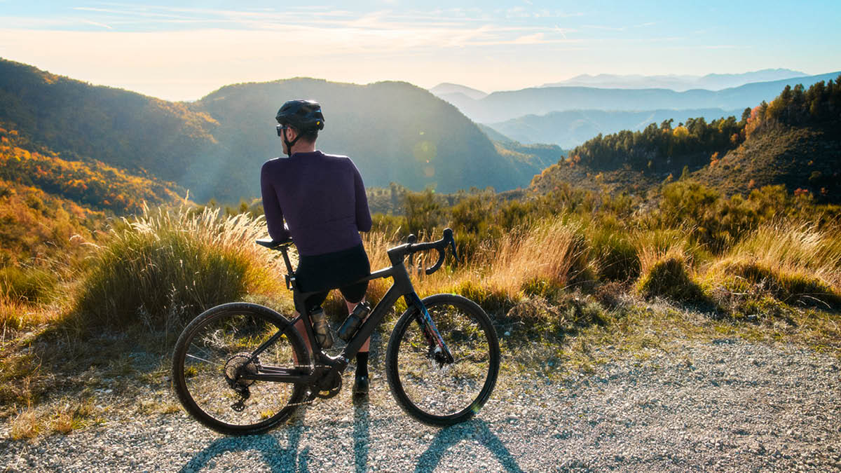 Nicolas répare un vélo électrique O2 Feel