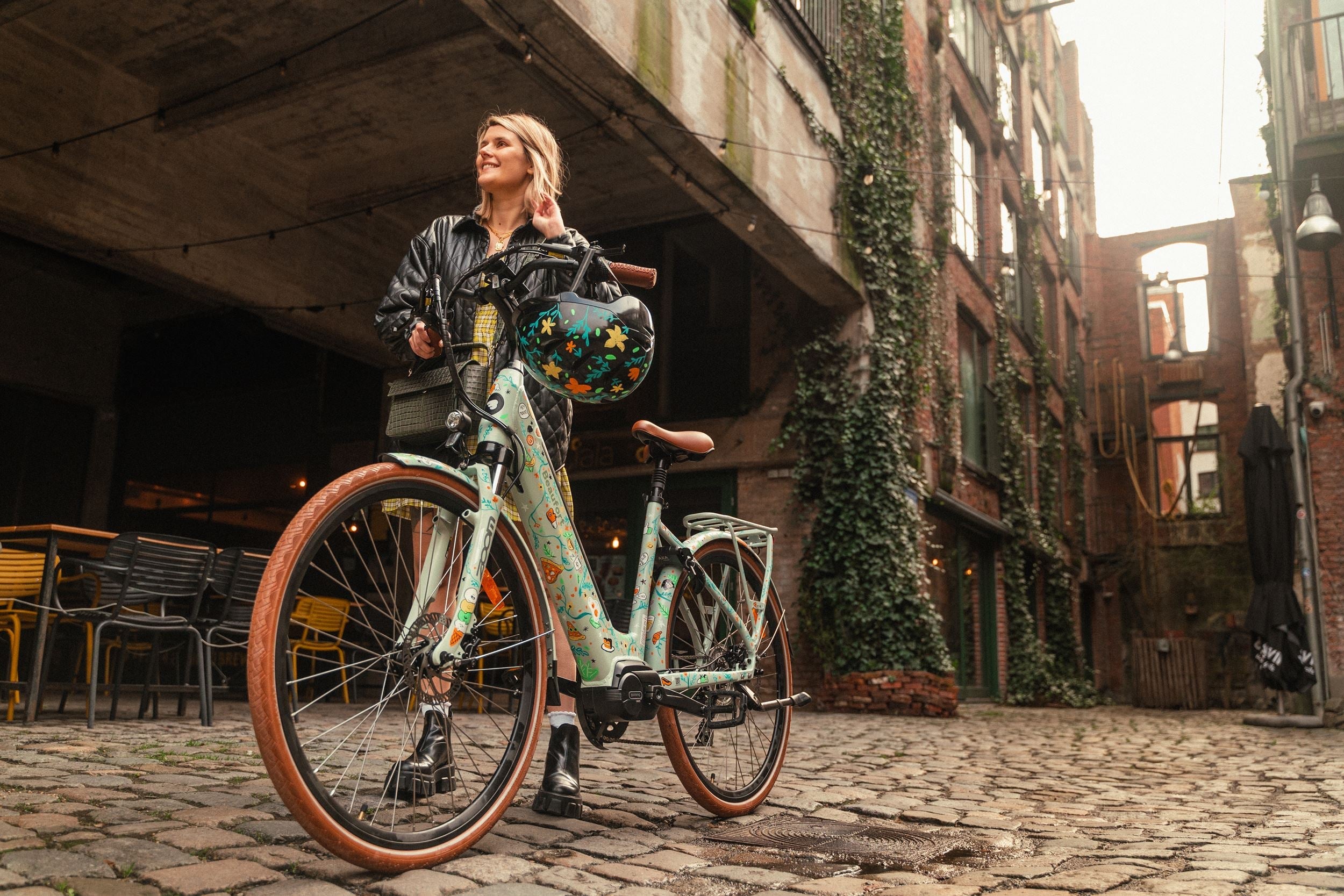 Nicolas répare un vélo électrique O2 Feel