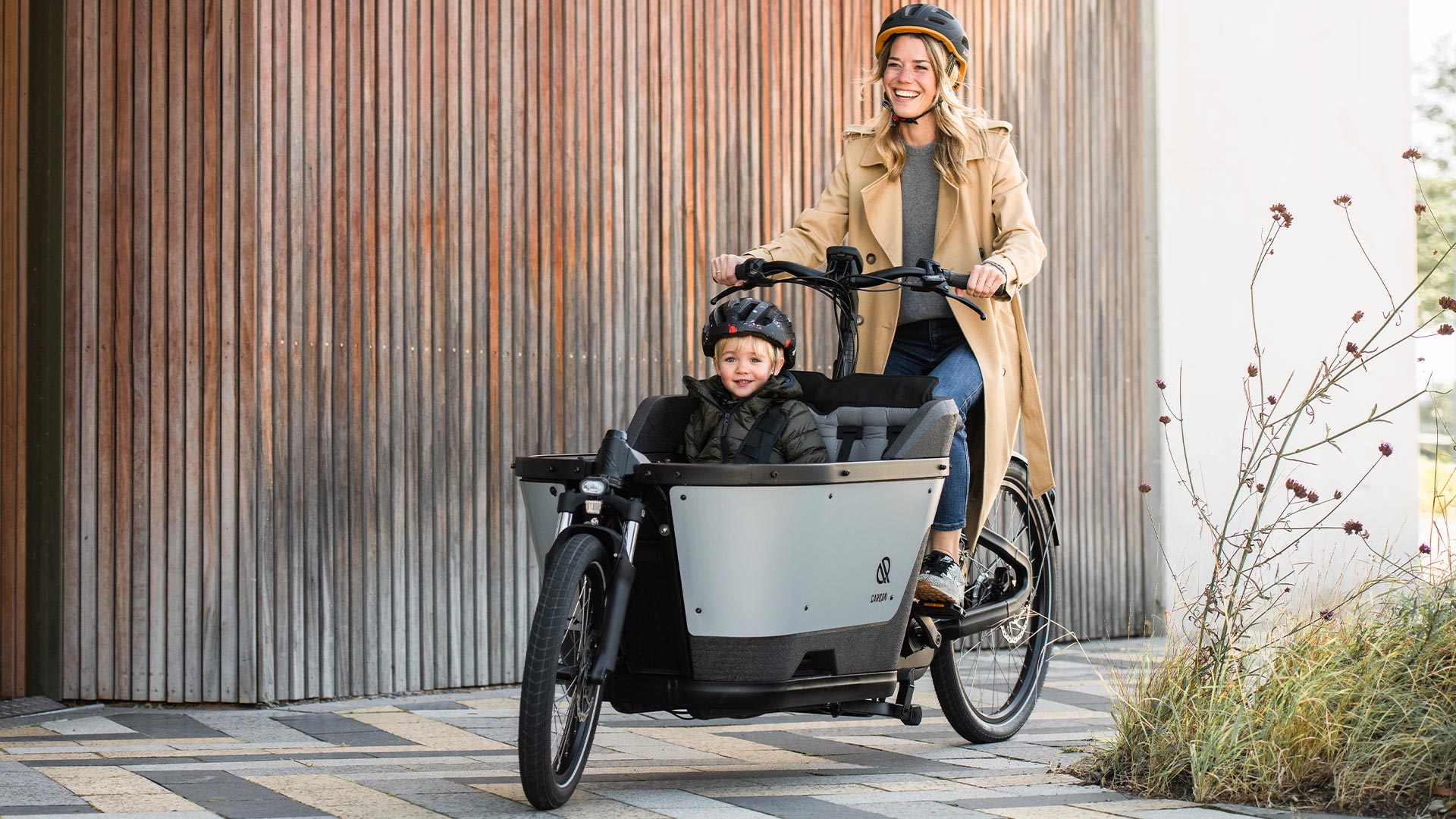 Nicolas répare un vélo électrique O2 Feel