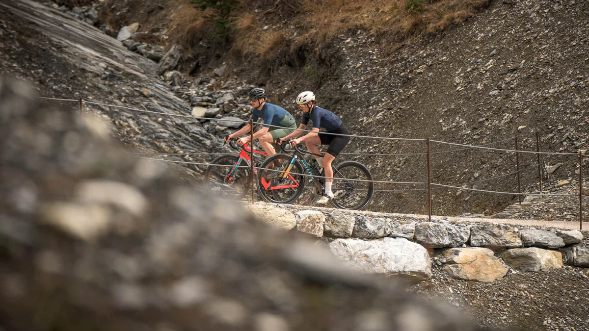 Nicolas répare un vélo électrique O2 Feel