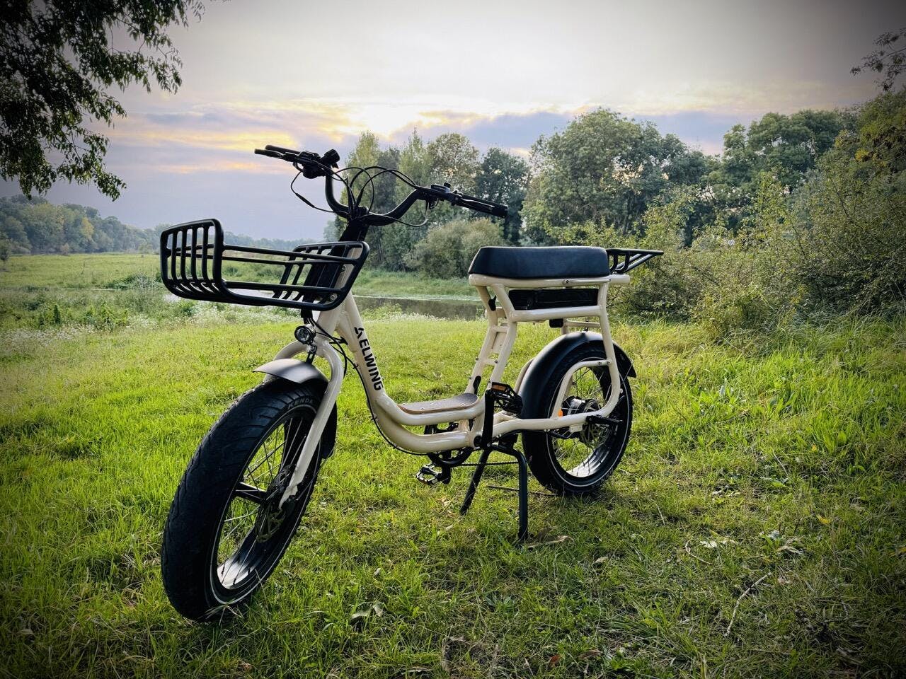 Nicolas répare un vélo électrique O2 Feel