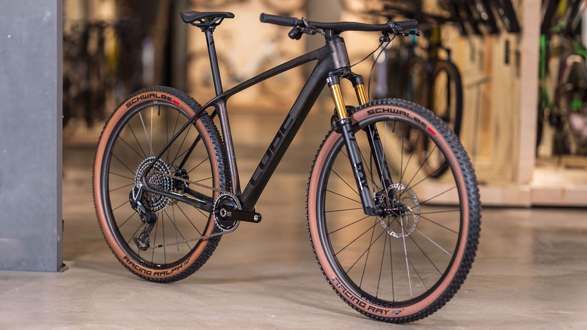 Nicolas répare un vélo électrique O2 Feel