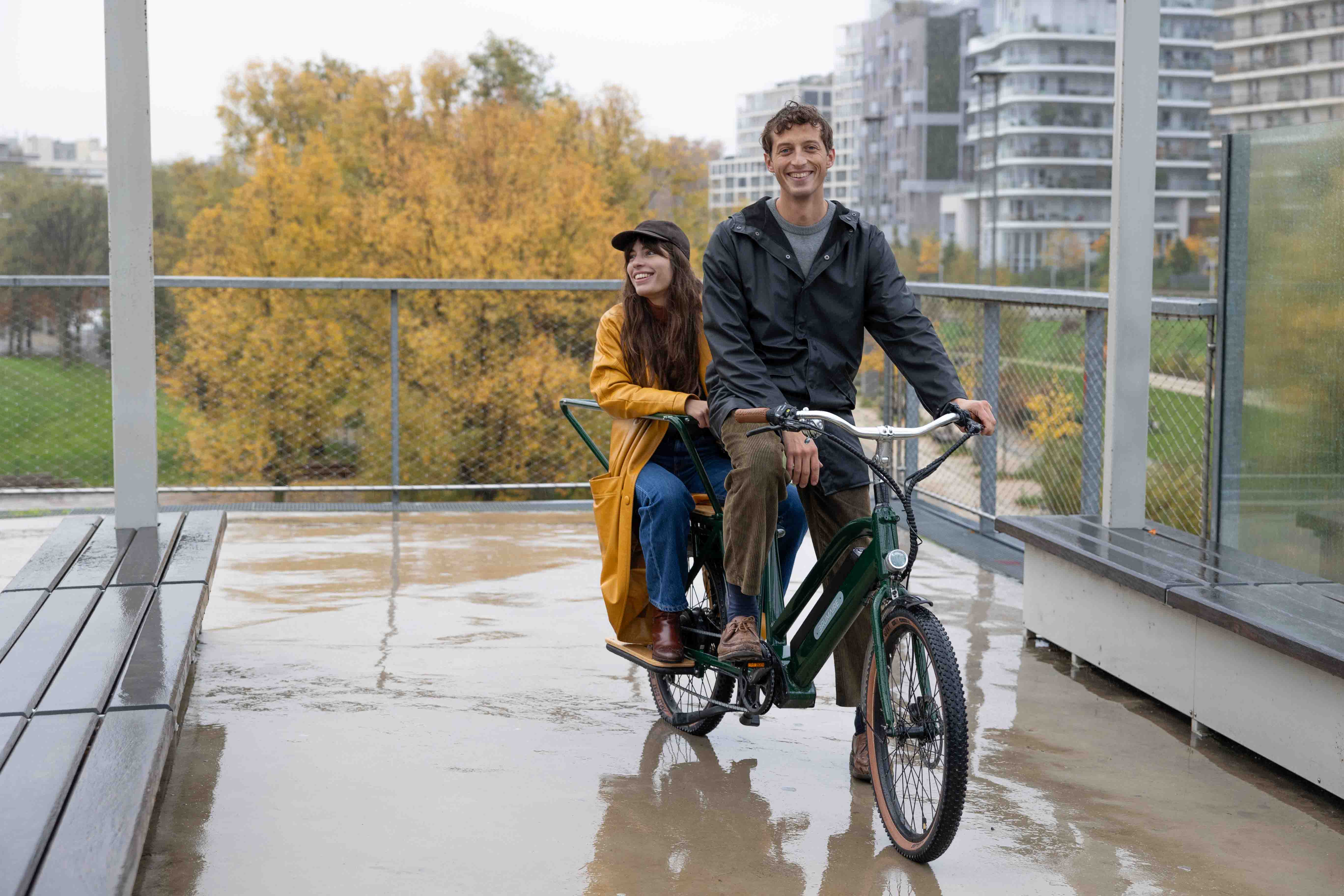 Nicolas répare un vélo électrique O2 Feel